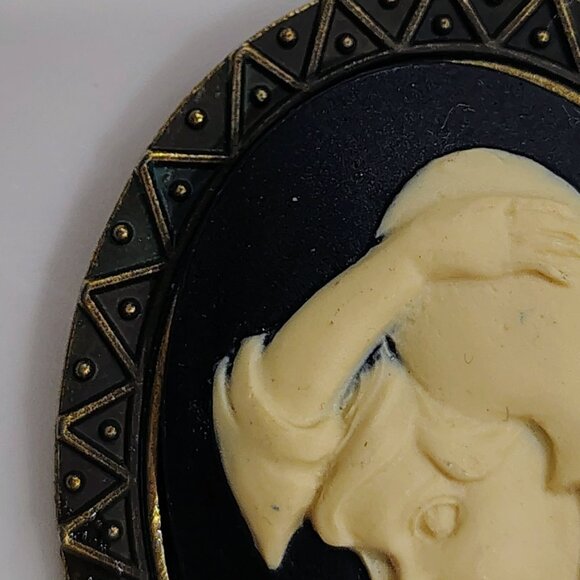 AQUARIUS POURING WATER CAMEO PENDANT Vtg GOLD TONE Cream Black Molded Lucite - Picture 3 of 6